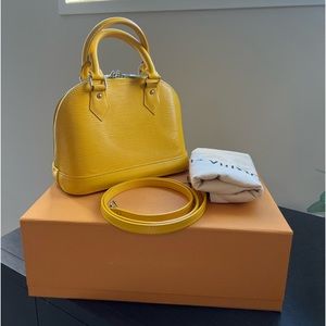 🔥Louis Vuitton Epi Alma BB!!